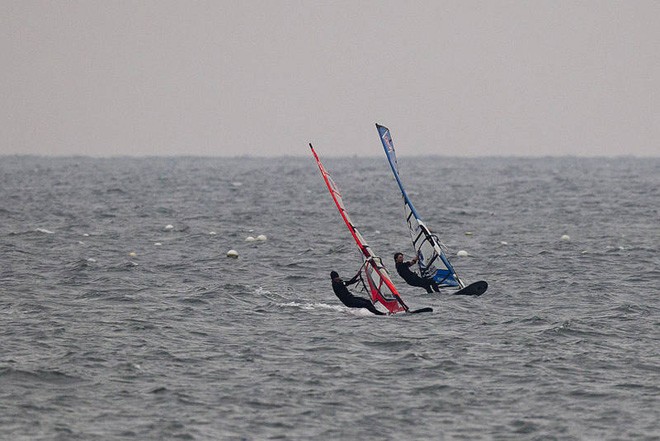 Jaggi overtakes Arrighetti on the final - PWA Ulsan Korea World Cup 2012 ©  John Carter / PWA http://www.pwaworldtour.com